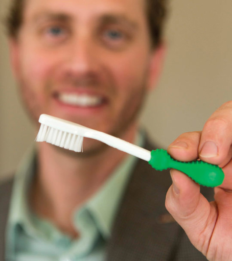 Our one-of-a-kind ergonomic handle changes your brushing experience.